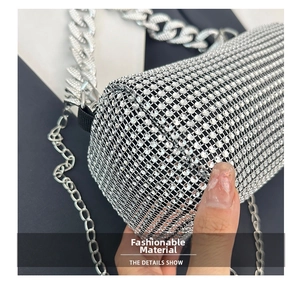 Dettaglio della borsa a cuscino in strass argento con catena cubana lucida e tessuto a rete