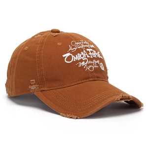Gros plan sur une casquette en coton vieilli avec broderie vintage et bords effilochés