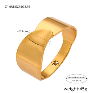 Detailed view of 2.9cm wide gold hinged bangle with measurements and 45g weight specs