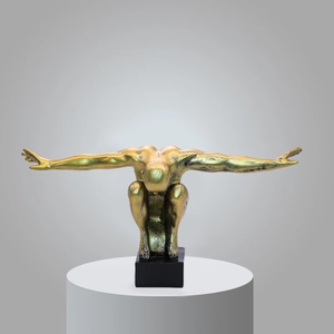 Sculpture d'homme volant doré sur socle noir pour décoration de bureau moderne