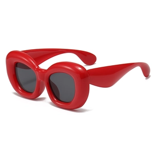 Lunettes de soleil rouges style puffy avec verres foncés, vue latérale à 45 degrés