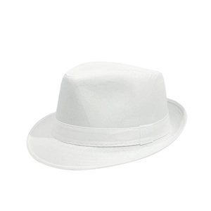 Détail de la texture du tissu et des coutures de ce chapeau fedora blanc classique