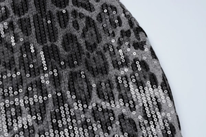 Gros plan sur les paillettes léopard au lustre métallique sur le tissu de la robe