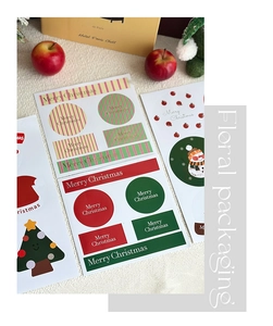 Gros plan des autocollants Joyeux Noël rouges et verts pour décor de paquets cadeaux