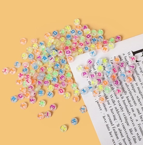 Makroaufnahme von bunten transparenten Acryl-Buchstabenperlen für DIY-Schmuck