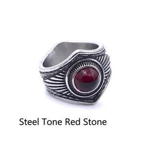 Détail d'une bague rétro en acier avec pierre rouge et motifs de plumes gravés