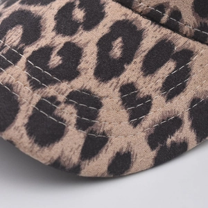 Dettaglio del tessuto in cotone leopardato con doppie cuciture bianche di alta qualità