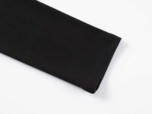 Vue détaillée du revers du t-shirt noir en modal avec des finitions à double couture