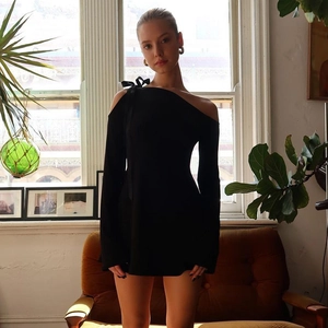 Elegante vestido corto negro con hombros descubiertos, manga larga y lazo decorativo