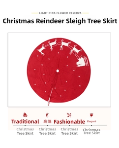 Détail du tapis de sapin de Noël tricoté rouge avec motifs de rennes et de traîneau