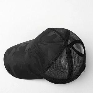 Dettaglio cappellino mimetico nero con rete traspirante e foro per coda di cavallo