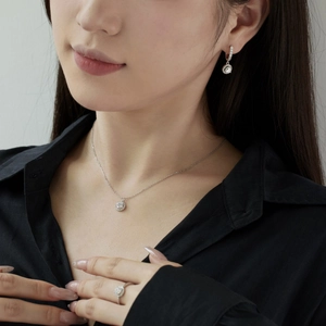 Détail d'un ensemble de bijoux en argent S925 avec zircons porté par un mannequin réel