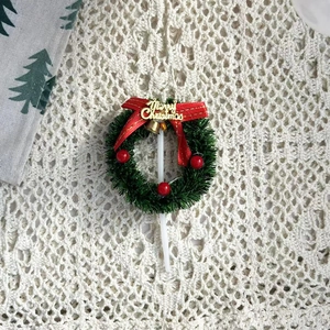 Décoration de gâteau en couronne de Noël avec aiguilles de pin, nœud rouge et cloche dorée