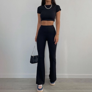 Dettaglio completo di un set a due pezzi a coste nere con crop top e pantaloni a zampa