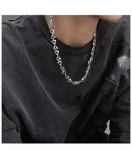 Detailansicht der silbernen geometrischen Dornenglieder einer Hip-Hop Streetwear Kette