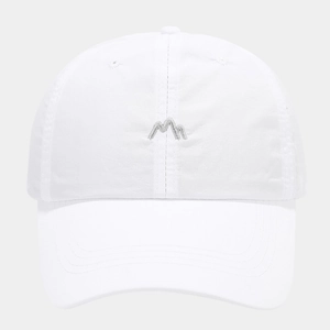 Détail de la broderie de montagne sur une casquette de baseball en coton blanc respirant