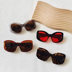 Elegant cat-eye butterfly sunglasses set for women in black and tortoiseshell finishes