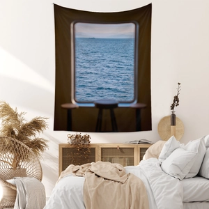 Dettaglio arazzo bohémien con vista mare blu profondo attraverso una finta finestra