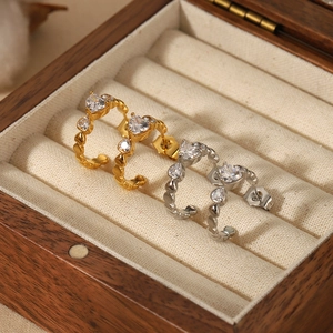 Boucles d'oreilles créoles plaquées or 18K et argent avec zircon en forme de cœur