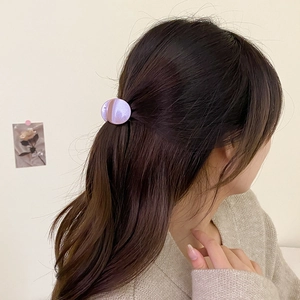 Mini lila runde Haarklammer am Modell für kleine Zöpfe und feines Haar Styling