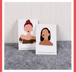 Boucles d'oreilles minimalistes en argent sur une carte de portrait artistique bijoux