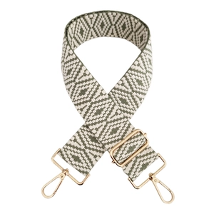 Détail de la bandoulière réglable jacquard à losanges vert olive et blanc avec crochets dorés
