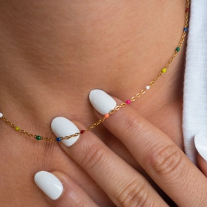 Collier minimaliste en acier inoxydable doré avec perles en émail colorées arc-en-ciel
