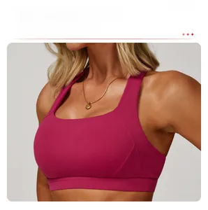 Dettaglio del reggiseno sportivo rosa con cuciture curve per supporto e forma
