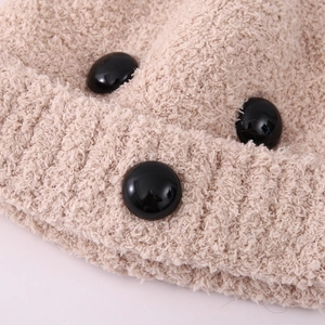 Bonnet d'hiver doux en peluche beige pour enfants avec oreilles de chiot et boutons noirs