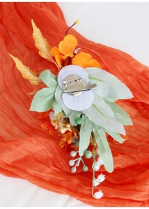 Détail de l'arrière de la fleur de mariage avec pince crocodile et épingle de broche