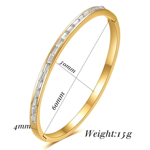 Detalle de brazalete ovalado dorado de 4mm con circonitas y medidas de 50x60mm dadas