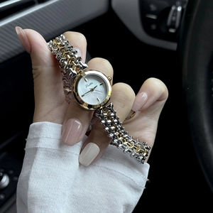 Elegante orologio da donna con quadrante in madreperla e cinturino bicolore oro e argento