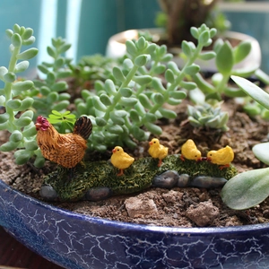 Realistic resin hen and yellow chicks figurines for micro landscape moss decoration