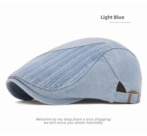 Dettaglio della coppola in denim azzurro con fibbia in rame regolabile e trama laterale