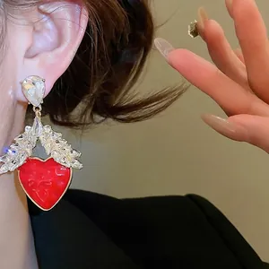 Boucles d'oreilles cœur rouge en résine avec ailes en cristal et bordure dorée