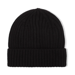 Détail du bonnet noir en maille côtelée avec revers épais et texture verticale