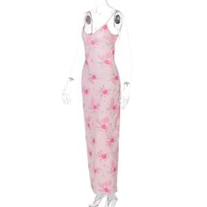 Dettaglio dell'abito lungo a fiori rosa con scollo all'americana e vestibilità slim