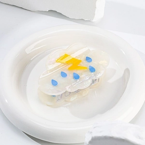 Pince à cheveux nuage en acétate avec motifs éclair jaune et gouttes de pluie sur céramique
