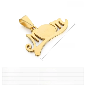 Détail du pendentif MOM doré montrant la découpe en acier inoxydable et ses dimensions