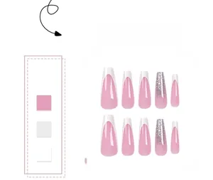 Dettaglio di unghie finte ballerina lunghe con punte French rosa e glitter argento