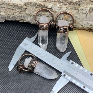 Dettaglio del ciondolo in cristallo bianco naturale misurato con calibro di precisione