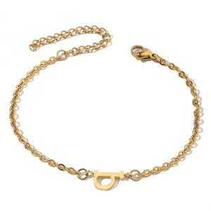 Detail eines 18K vergoldeten Armbands mit kleinem Buchstaben-P-Anhänger und Karabinerverschluss