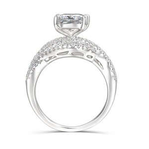 Detailaufnahme eines silbernen Rings mit rechteckigem Stein und Pave-Besatzband