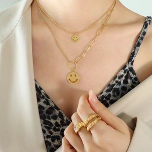 Collar de doble capa dorado con colgante de carita sonriente y set de anillos para mujer