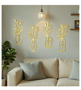 Detalle de cuatro decoraciones de pared de metal dorado con flores en un salón moderno