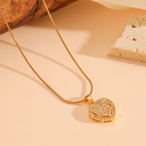 Collier cœur en acier doré avec cristaux scintillants et chaîne serpent élégante