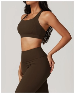 Dettaglio del set reggiseno sportivo verde oliva e leggings yoga a vita alta