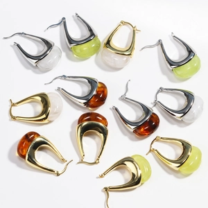 Orecchini a U in resina color oro e argento con pietre color ambra e verde