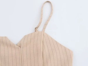 Détail des fines bretelles et rayures verticales sur l'ensemble deux pièces beige chic
