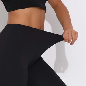 Detailansicht der hohen Elastizität der schwarzen High-Waist Yoga-Hose aus Stoff